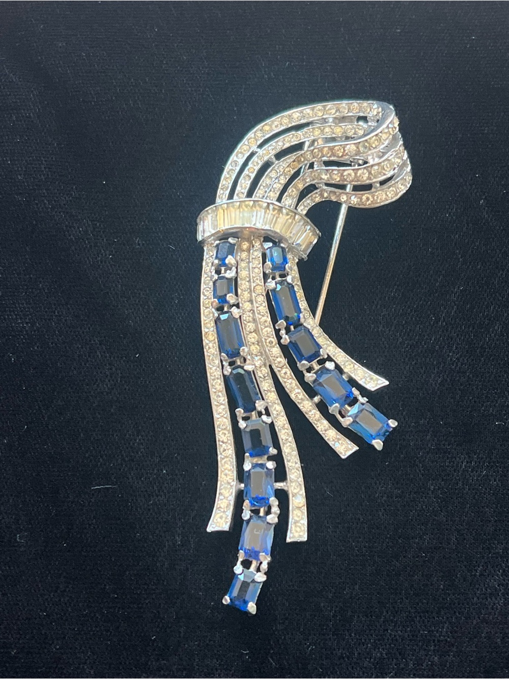 Crown Trifari Alfred Philippe Sapphire Crystal Rhinestone Sterling Bow Fur Clip